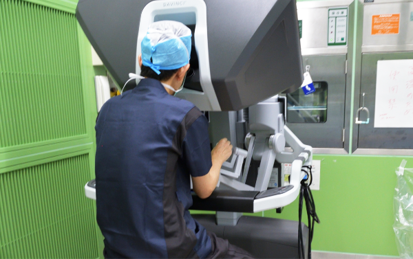 ロボット支援下肺切除手術風景（術者）