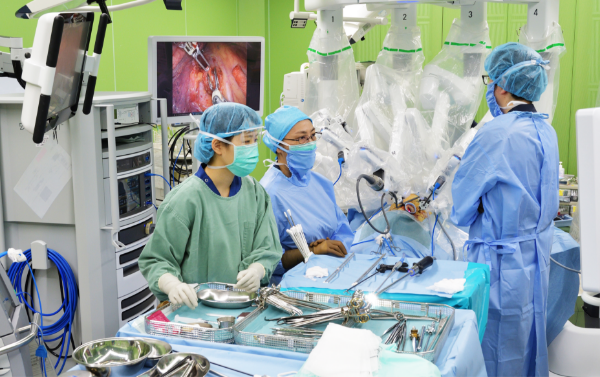 ロボット支援下肺切除手術風景（ロボットアーム）