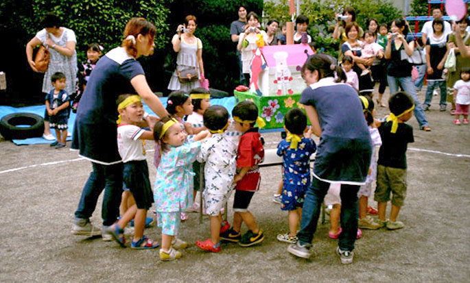 保育園の夕涼み会の風景 保育園の夕涼み会の風景