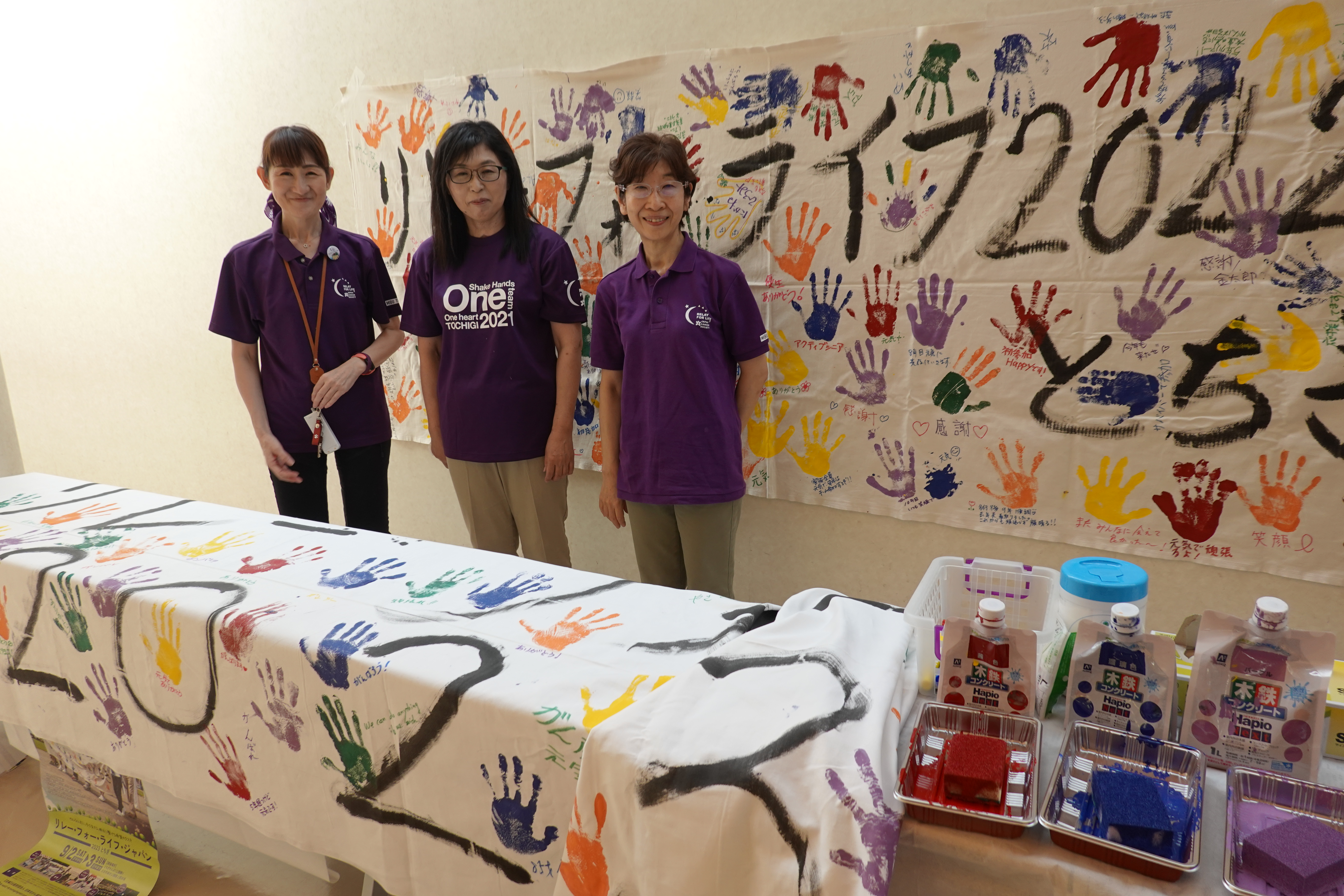 手形を押されたフラッグ3