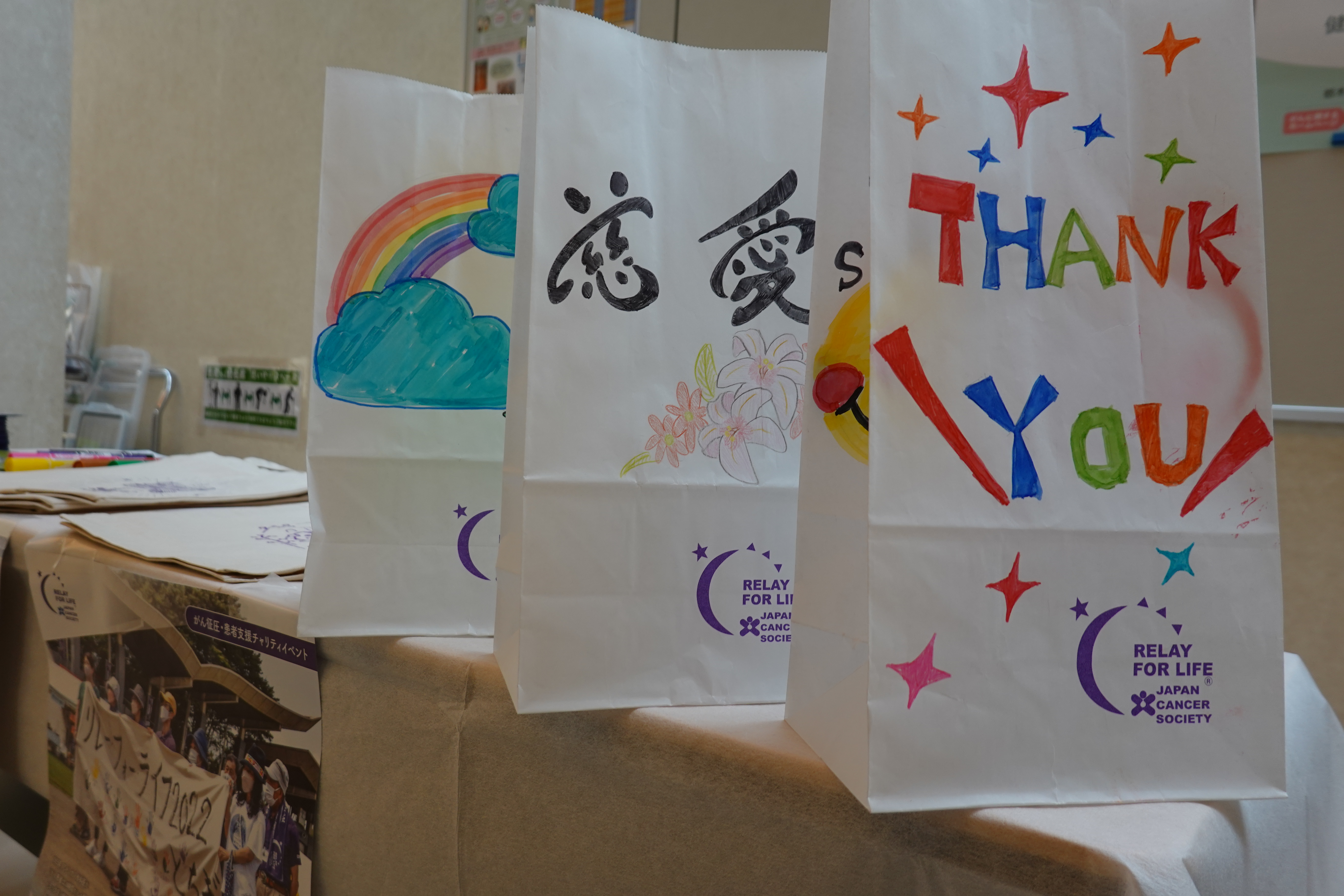 手形を押されたフラッグ4